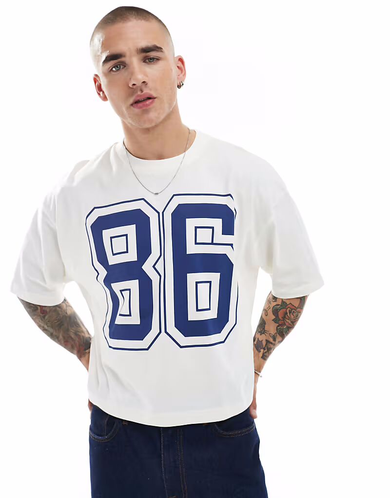 

Укороченная футболка оверсайз от ASOS DESIGN со спортивной графикой в ​​кремово-белом цвете