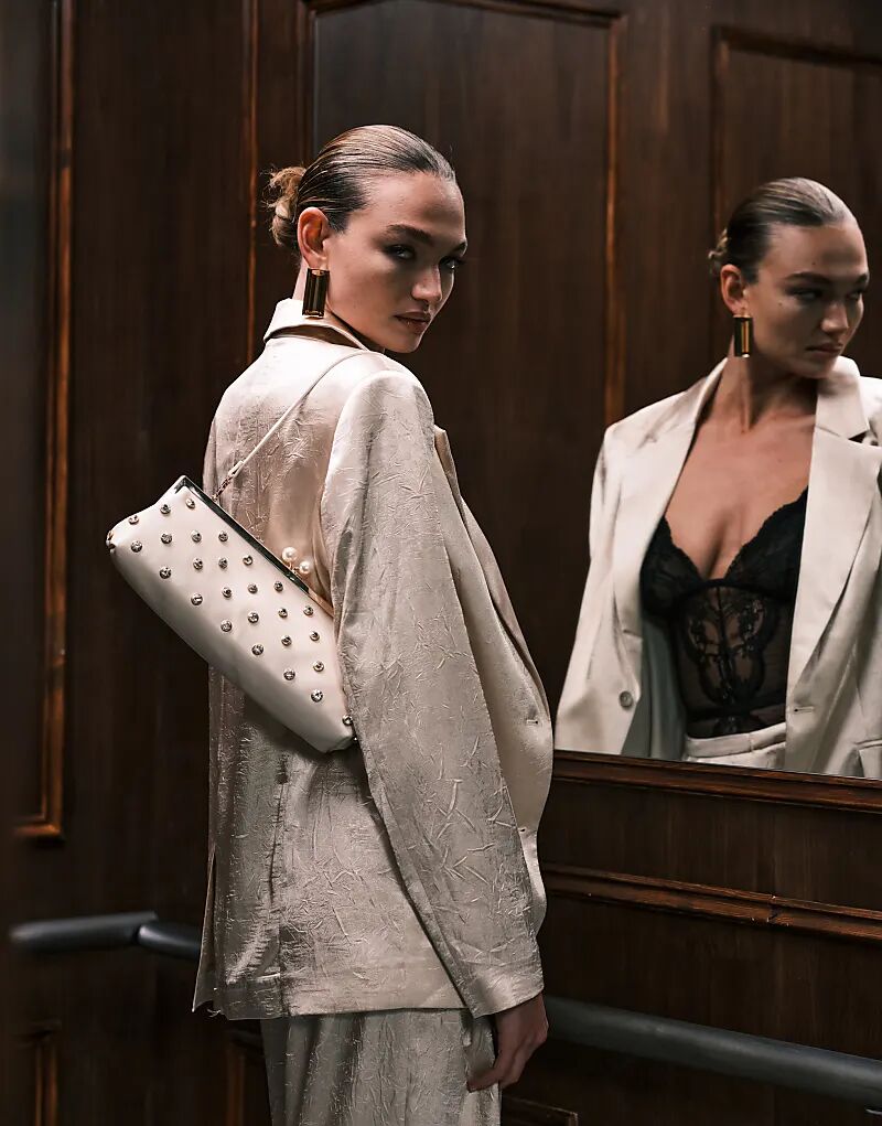 

Сумка-клатч ASOS DESIGN удлиненной формы со стразами кремового цвета