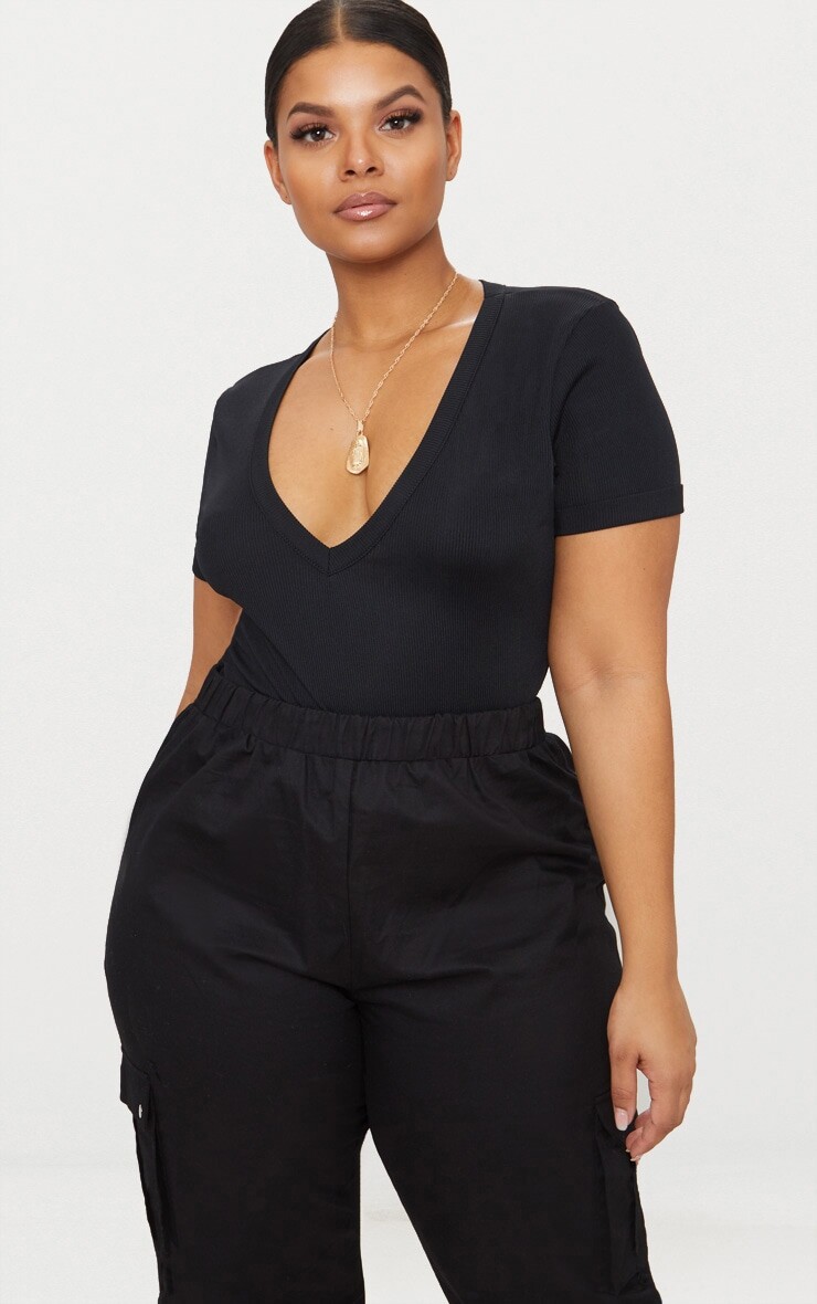 

PrettyLittleThing Черный боди в рубчик с глубоким вырезом и короткими рукавами Plus
