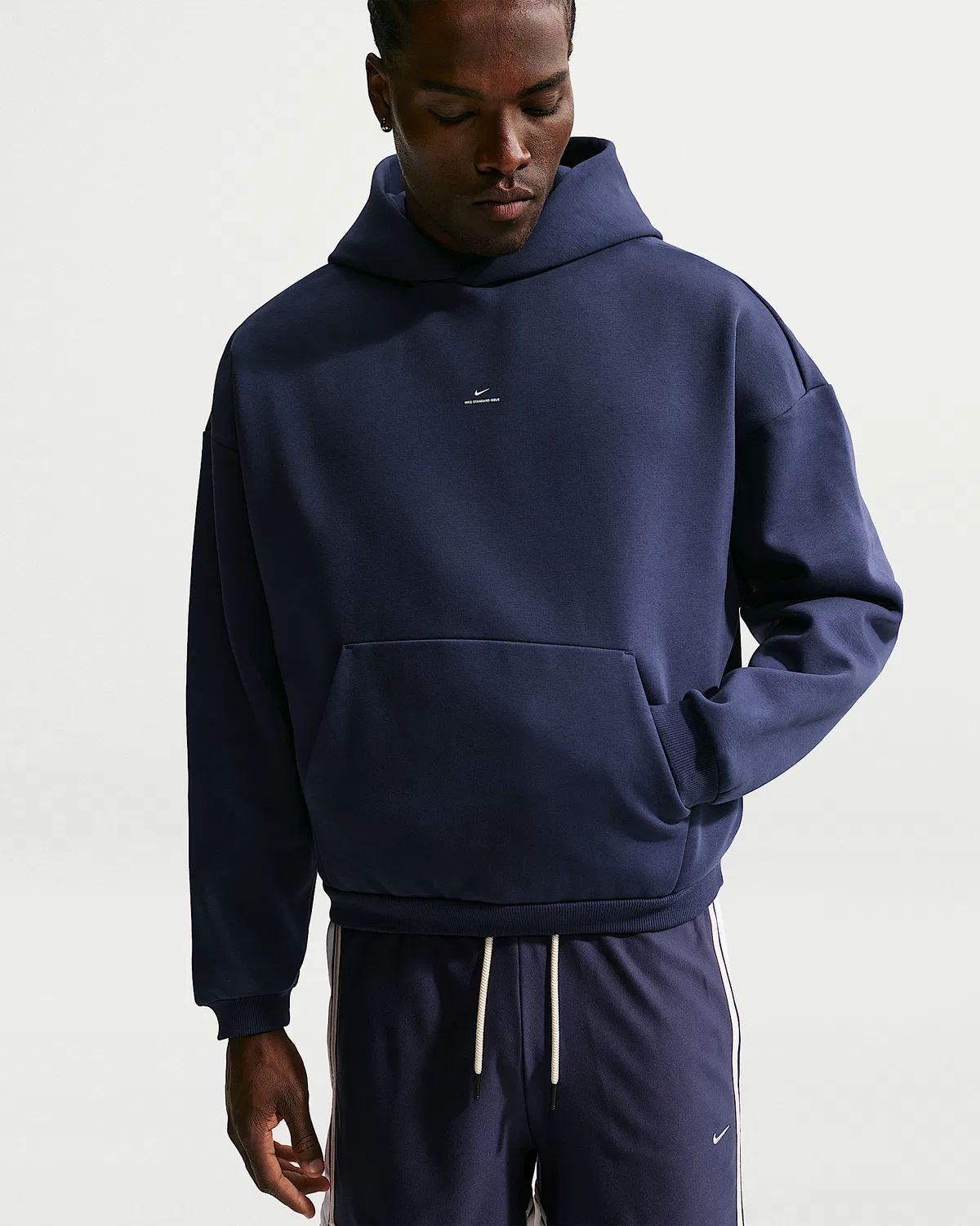Мужская флисовая баскетбольная худи-пуловер Nike Standard Issue Therma-FIT, Midnight Navy/Pale Ivory