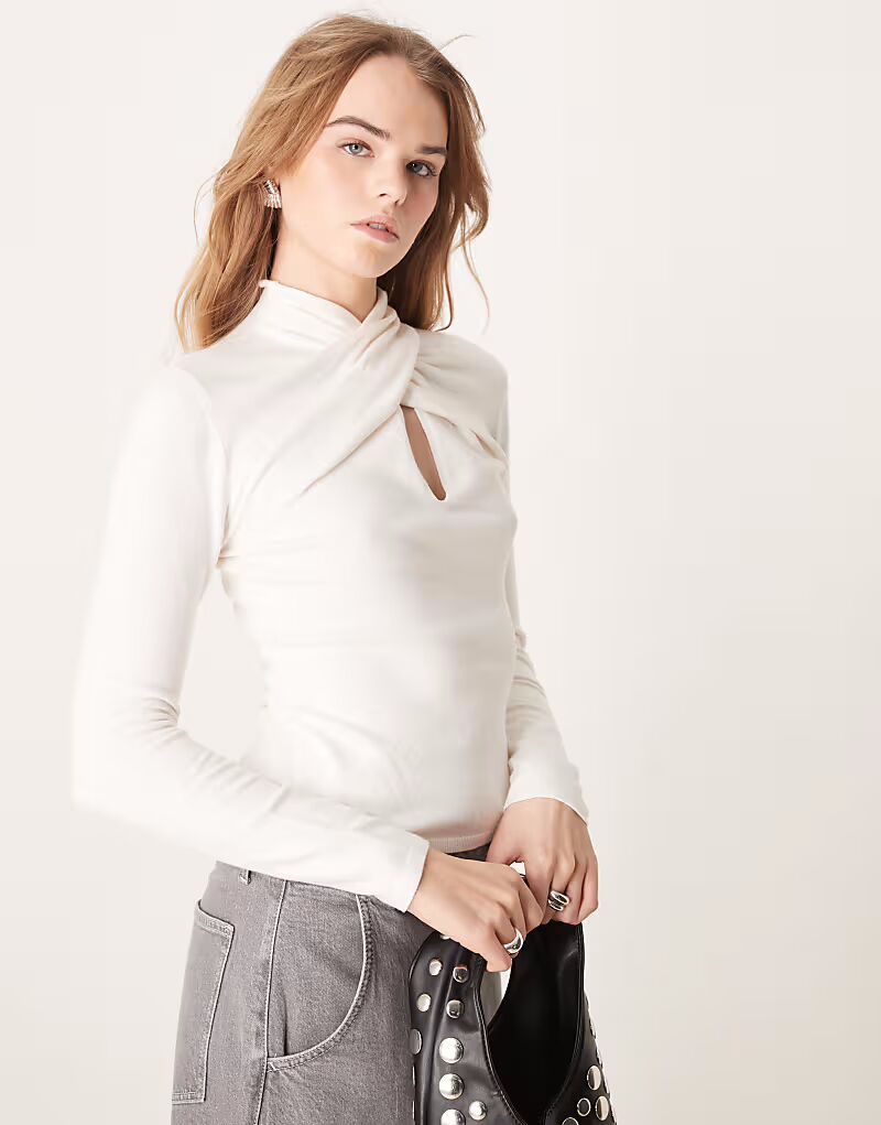 

Топ Abercrombie & Fitch с перекрученной передней деталью кремового цвета