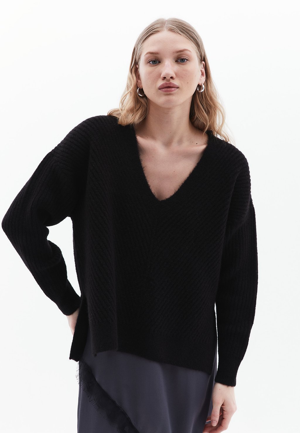 

Джемпер SOFT TOUCH V-NECK OXXO, черный