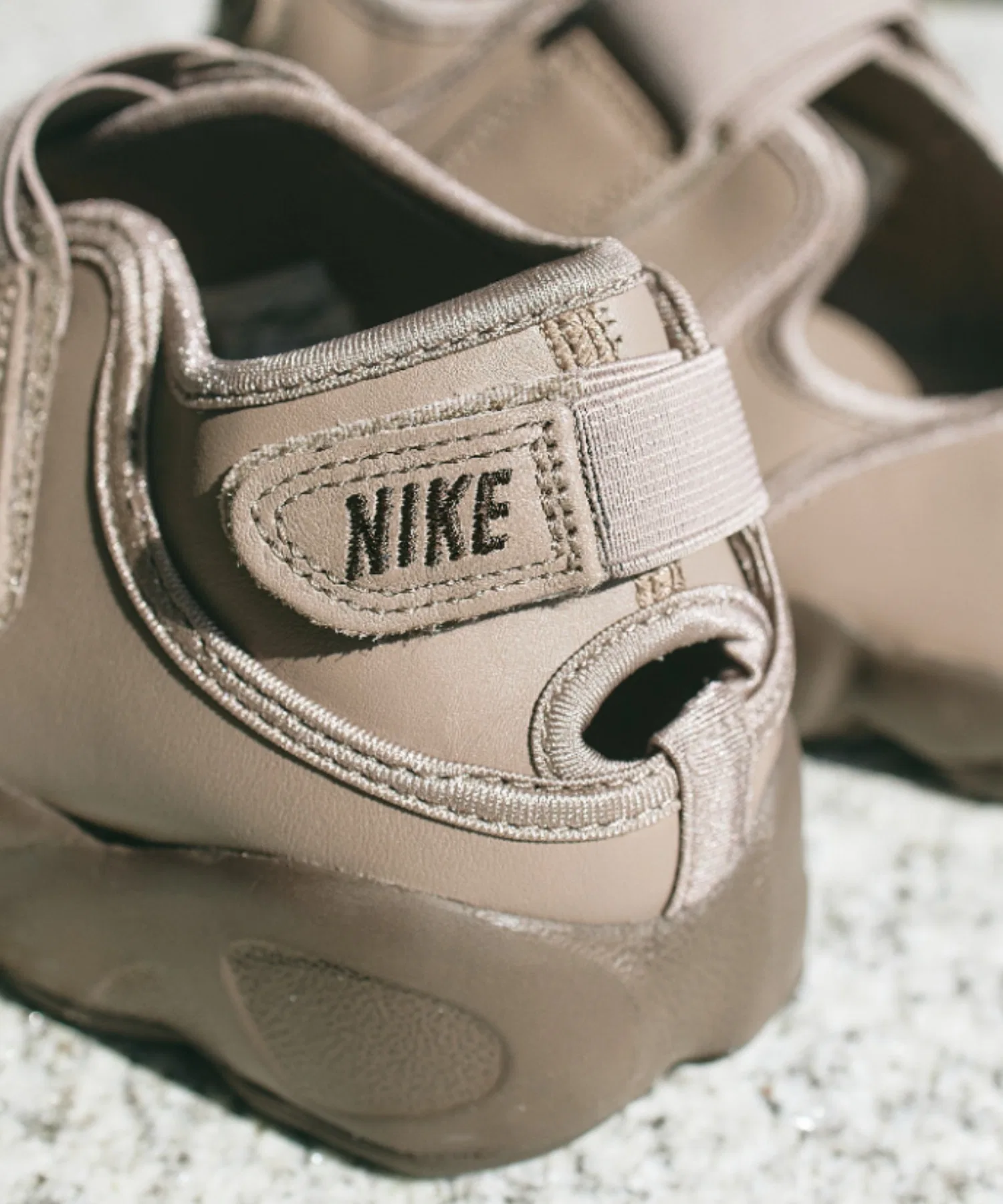Унисекс кожаные кроссовки NIKE AIR RIFT LTR IO8738-214 коричневые — фото 3