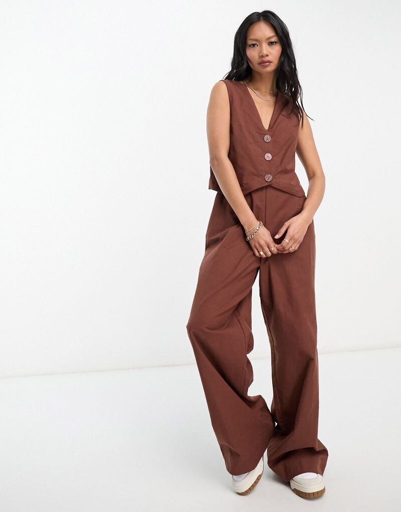 

Коричневый льняной комбинезон-жилет 2 в 1 ASOS DESIGN