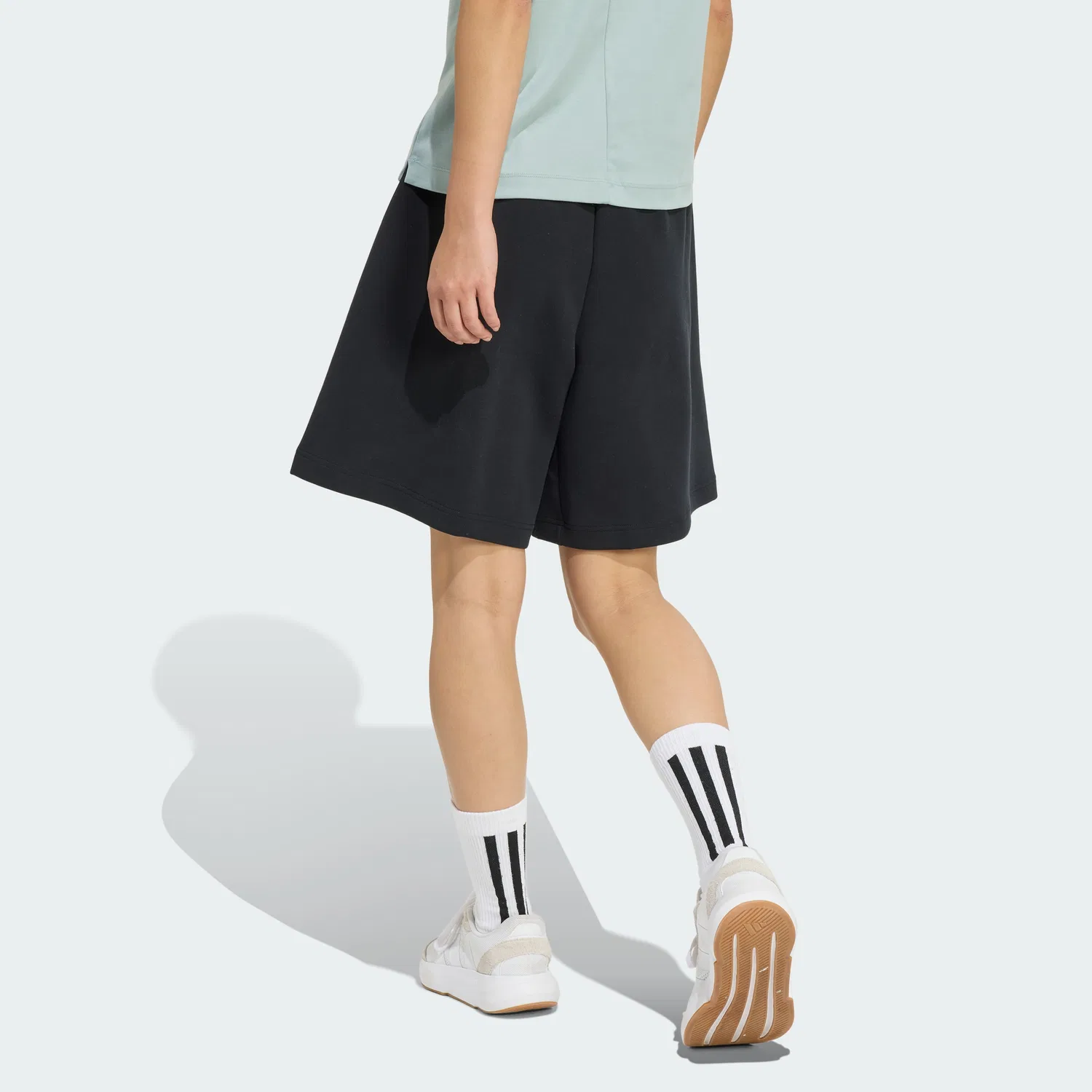 Женские плиссированные шорты Soft Luxe чёрные от Adidas — фото 2