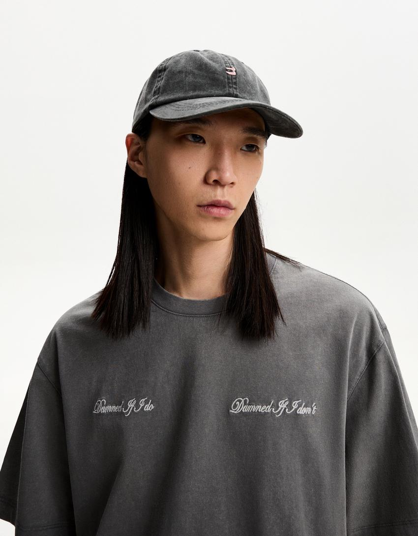 

Вышитая шапка Bershka, черный