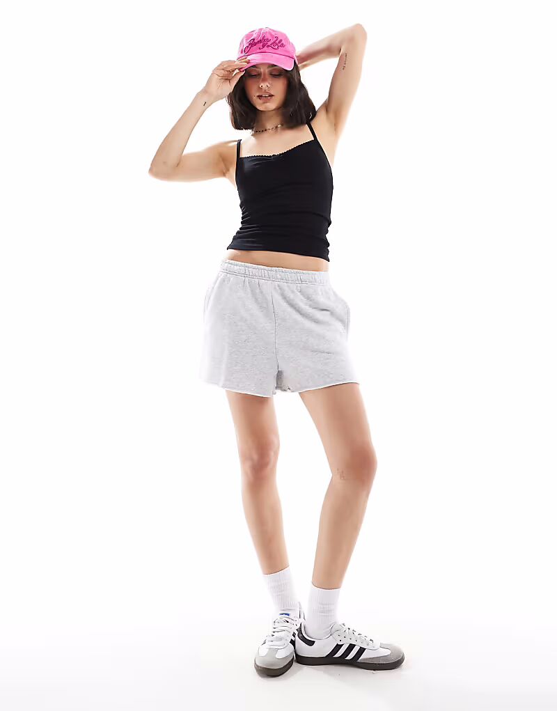 

Классические мини-шорты из флиса в мягком сером меланжевом цвете Cotton On