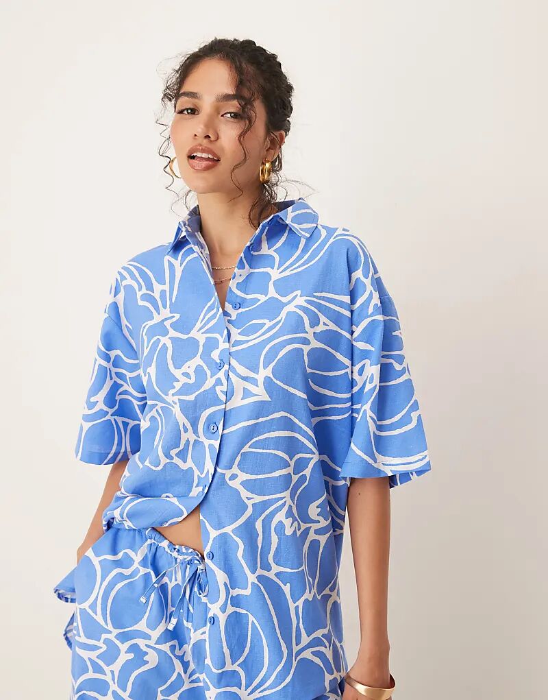 

Льняная рубашка ASOS DESIGN с синим абстрактным принтом