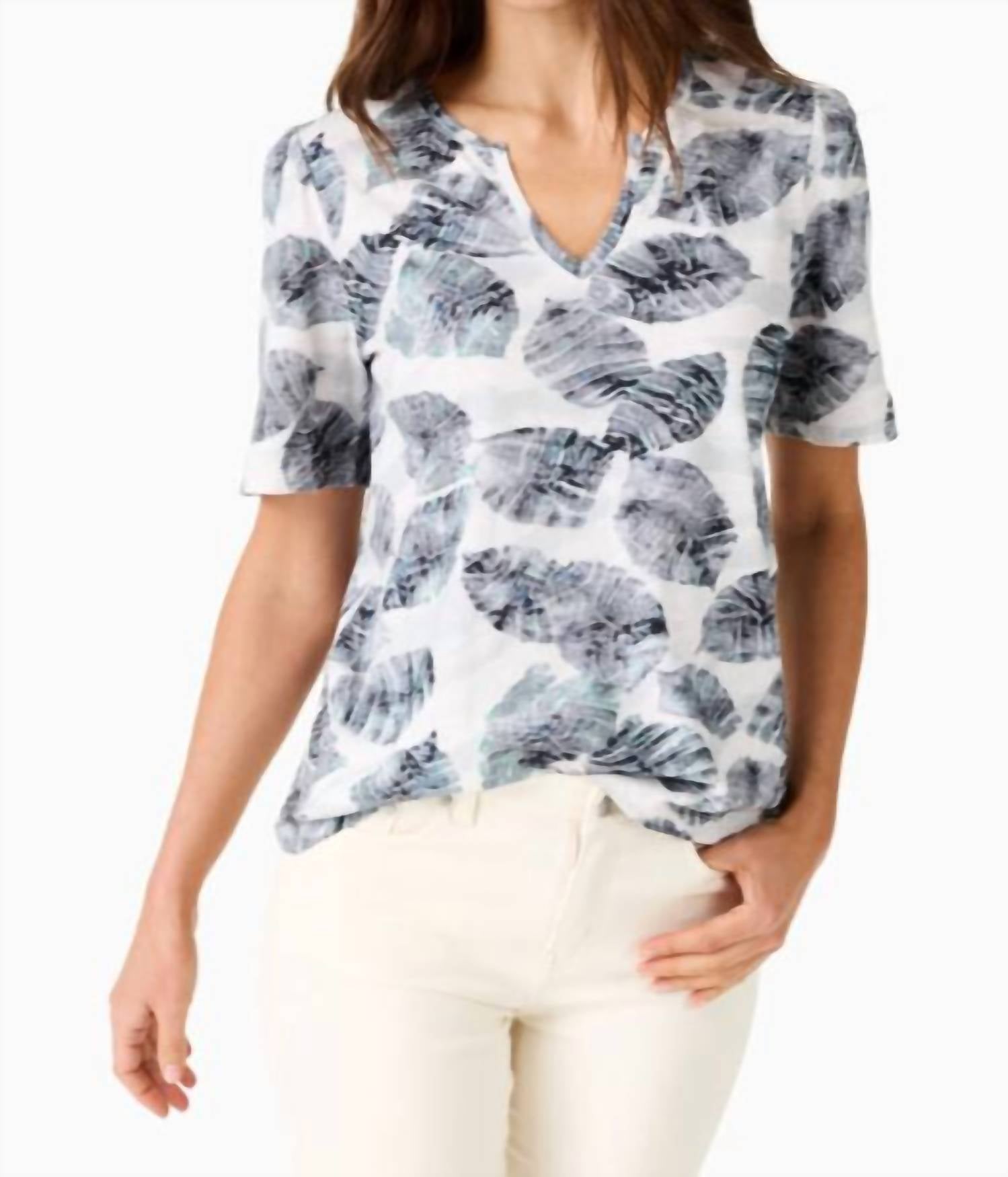 

Футболка Falling Palms Split Neck в сером цвете Multi Nic + Zoe