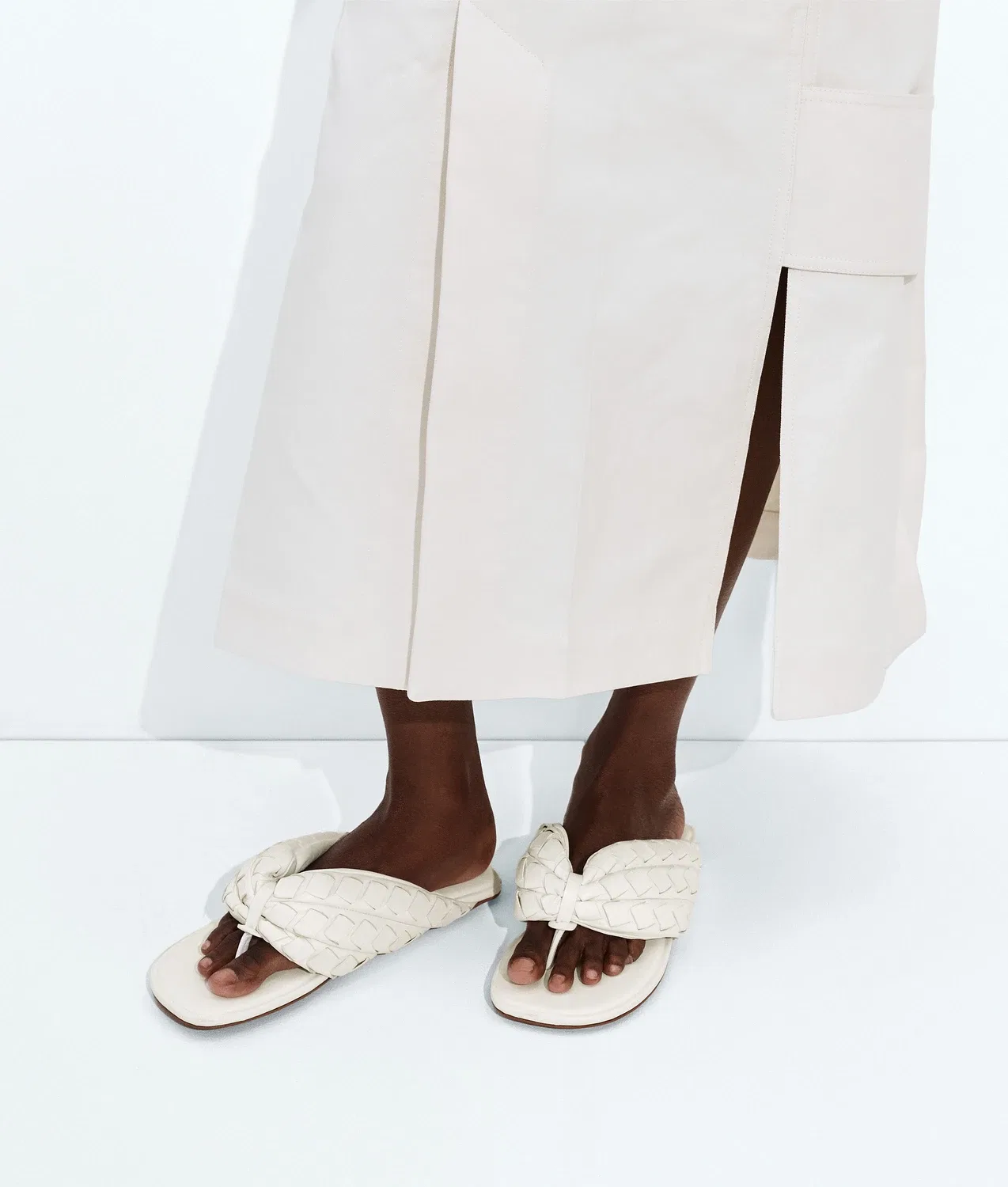 Сандалии Salsa Flat Thong BOTTEGA VENETA, белый — фото 2
