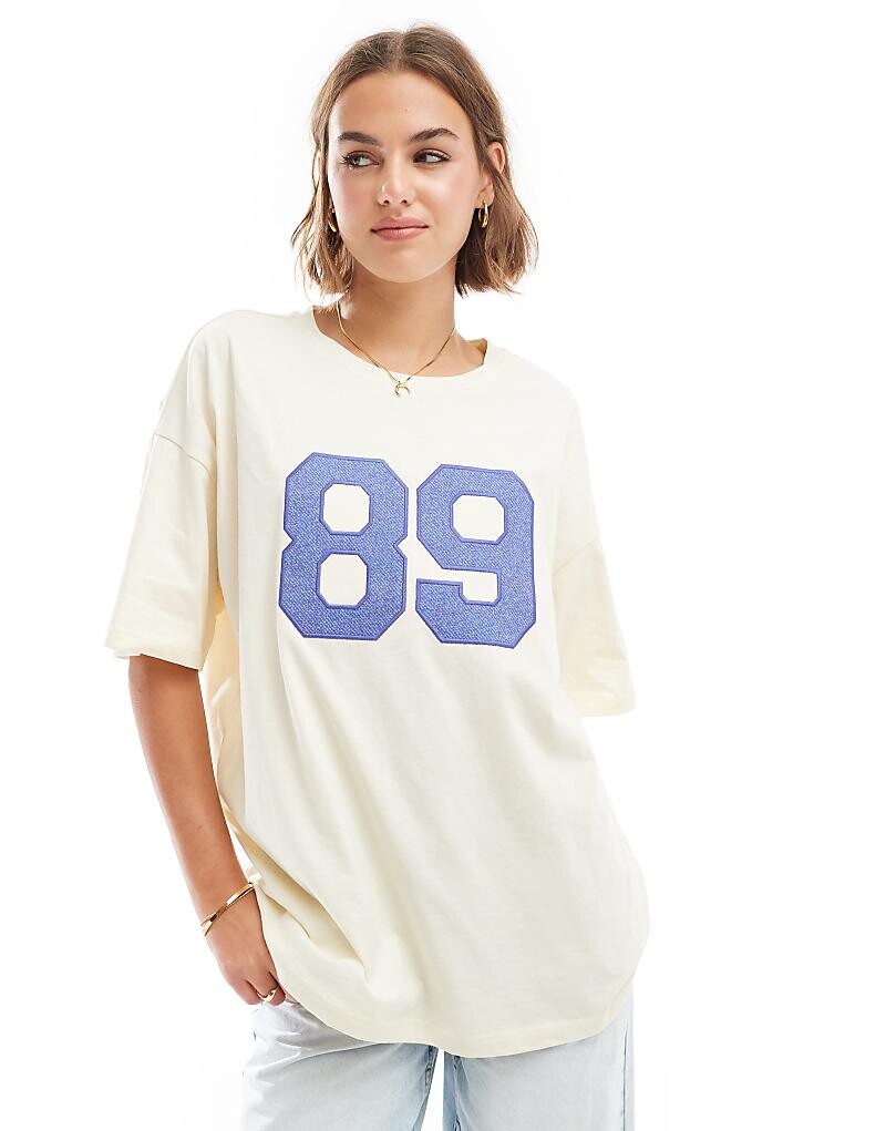 

Белая футболка оверсайз с джинсовой аппликацией спереди ASOS DESIGN