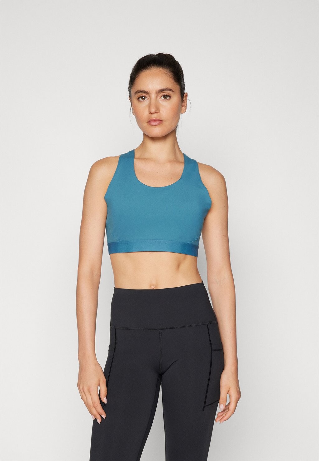 

Спортивный бюстгальтер средней поддержки SLEEK MEDIUM SUPPORT POCKET BRA New Balance, синий
