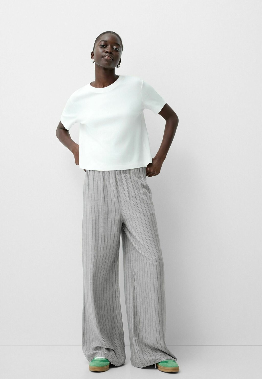 

Брюки WIDE LEG Bershka, серый