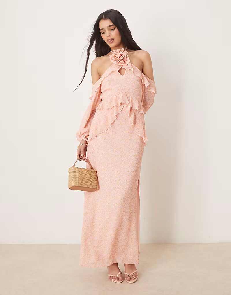 

Платье макси Pretty Lavish из шифона с корсажем и оборками в розовых тонах с цветочным узором