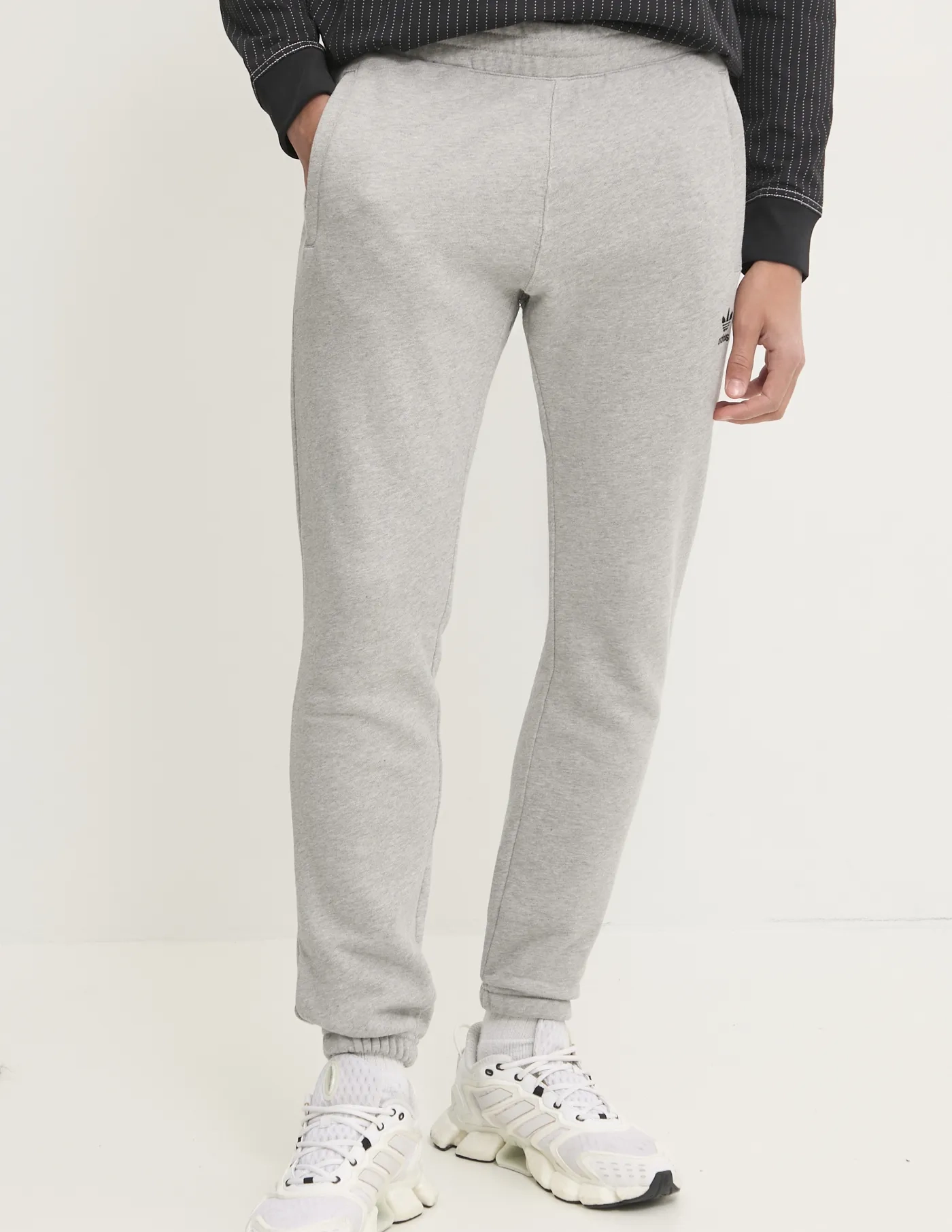 

Незаменимые спортивные брюки из хлопка adidas Originals, серый