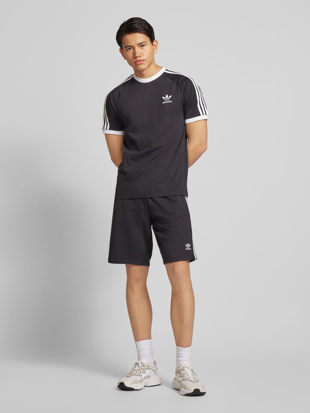 

Футболка с вышитой этикеткой adidas Originals, черный