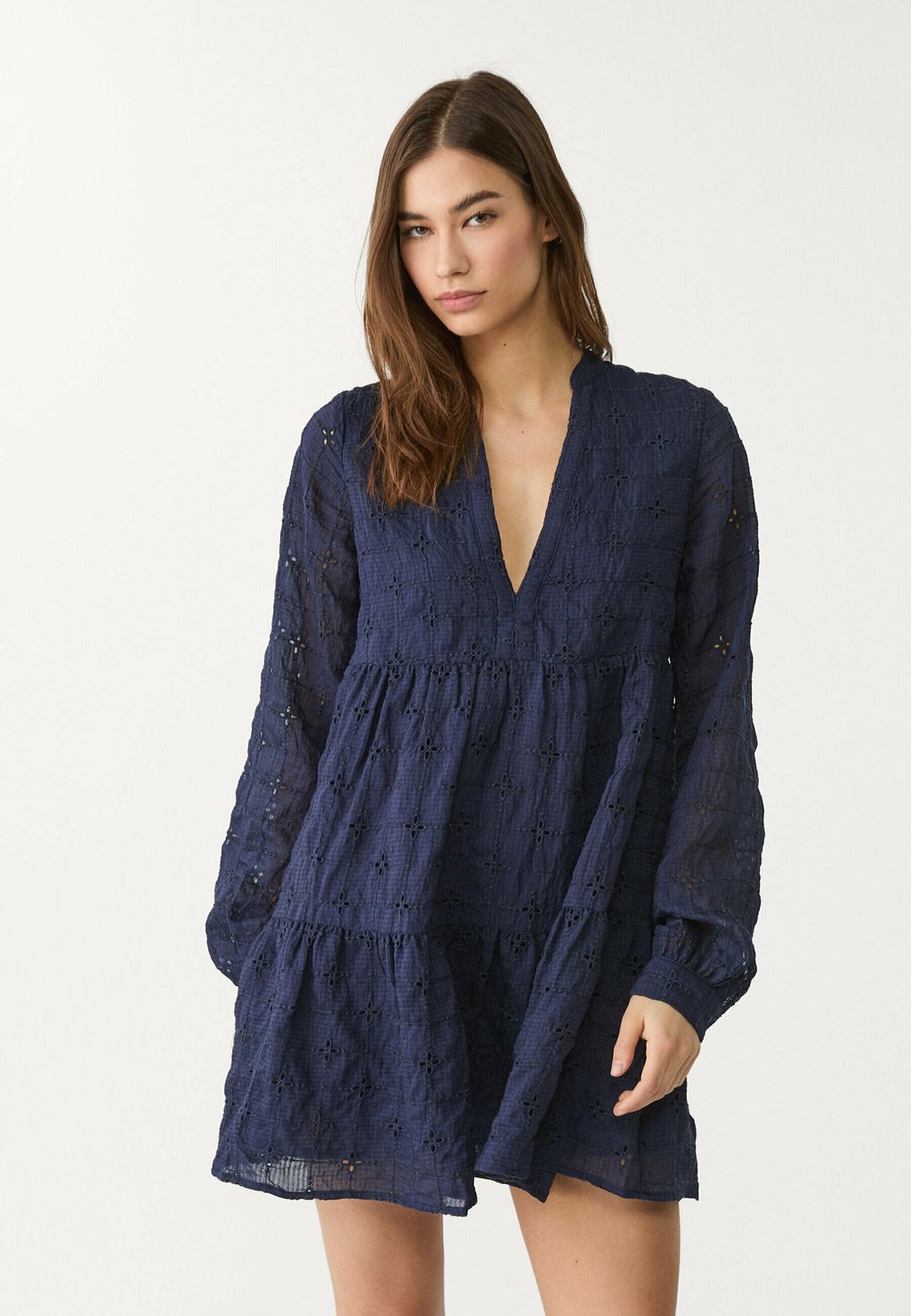 

Повседневное платье FLOWING WITH EMBROIDERY Stradivarius, темно-синий