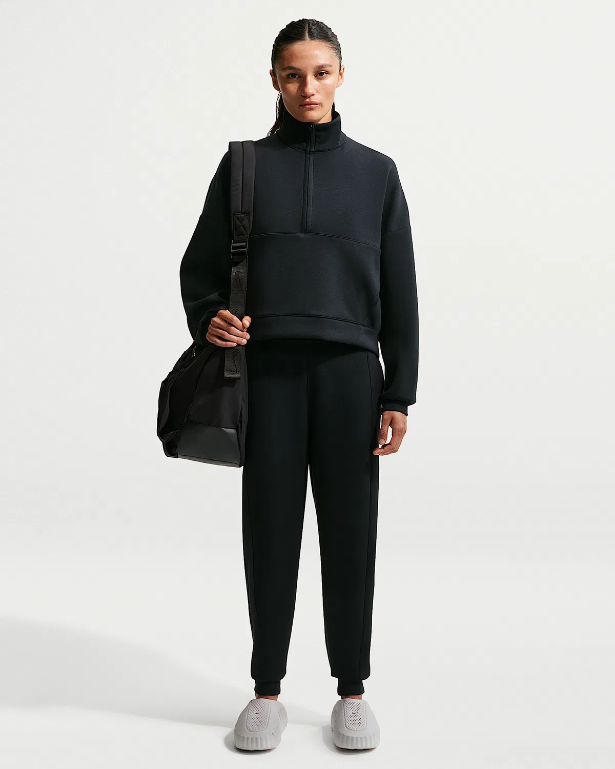 Женская футболка Nike 24.7 ImpossiblySoft Dri-FIT Oversized 1/2-Zip, Black/Dark Smoke Grey — фото 4
