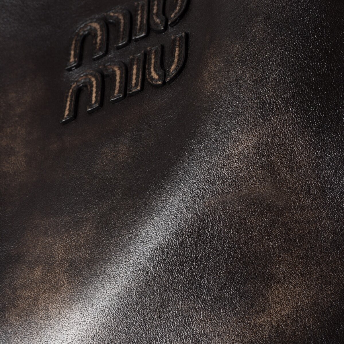 

Кожаная сумка через плечо MIU MIU песочного и кофейного цвета