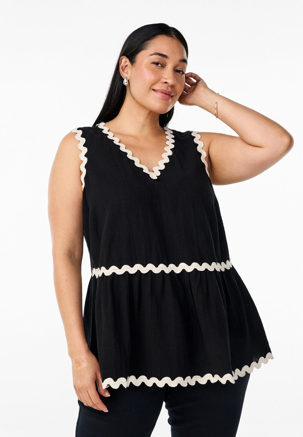 

Топ ÄRMELLOSE MIT GEZACKTEN KONTRASTKANTEN - Blouse Zizzi, черный