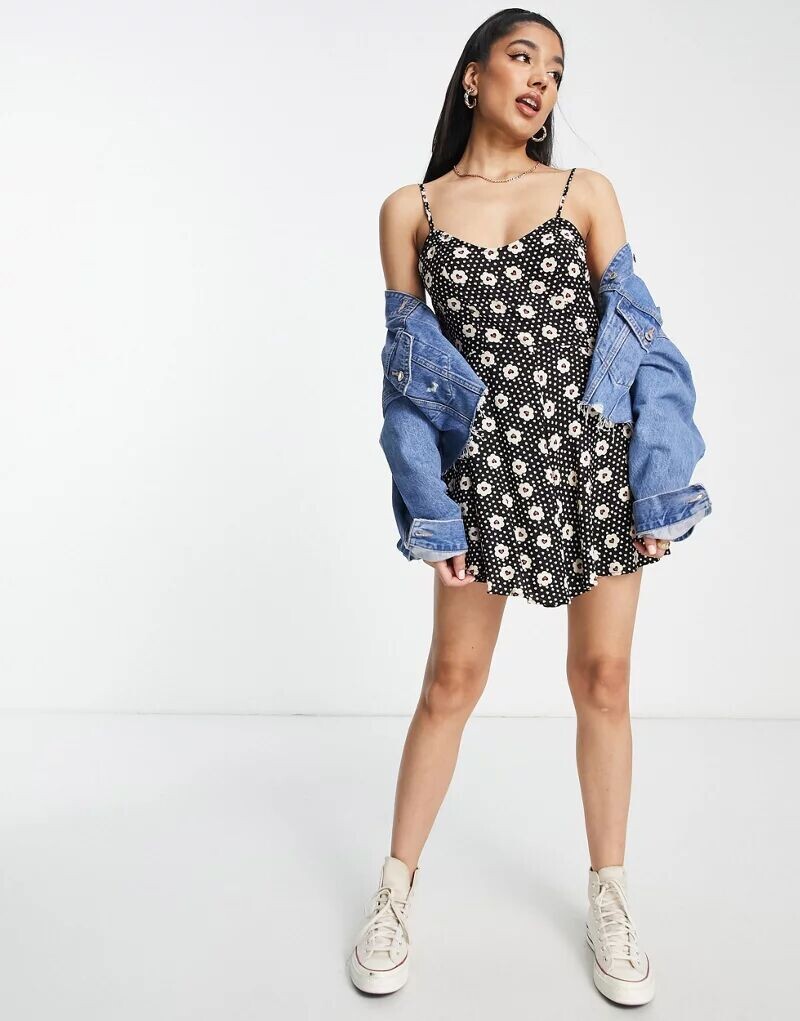 

Черно-белый комбинезон с принтом сердечек Miss Selfridge