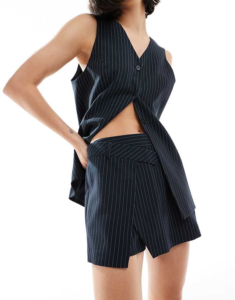 

Темно-синие короткие брюки-кюлоты в тонкую полоску ASOS DESIGN