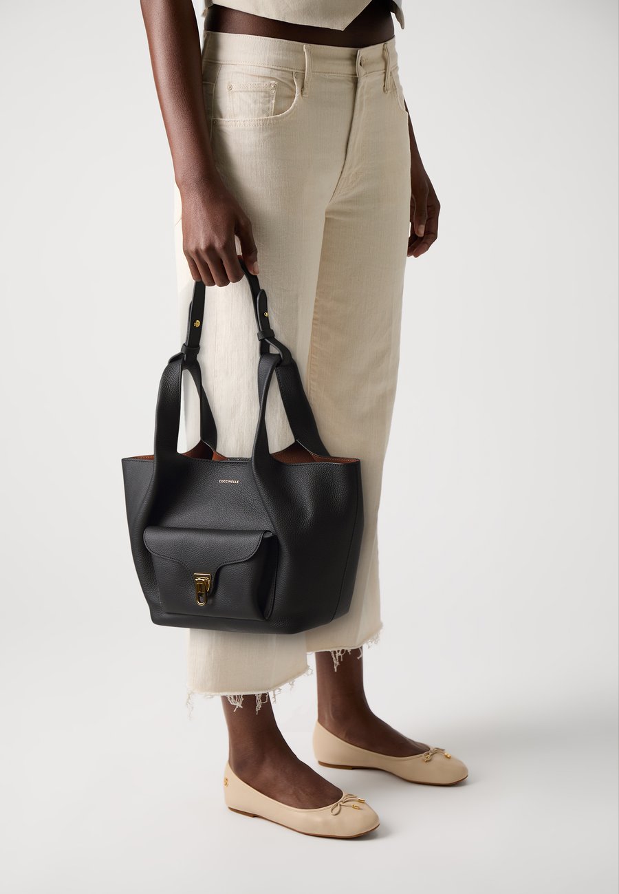 

Сумка Coccinelle BEAT SHOPPING, Noir/Cognac/Black