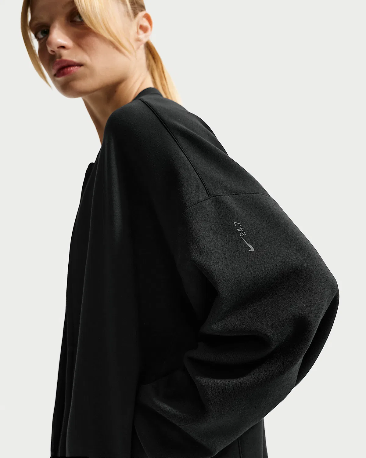 Женская футболка Nike 24.7 ImpossiblySoft Dri-FIT с капюшоном и полной застежкой-молнией, Black/Black/Dark Smoke Grey — фото 3