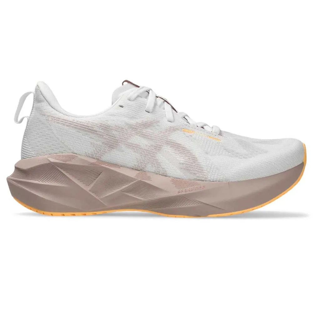Беговые кроссовки Asics Novablast 5, белый
