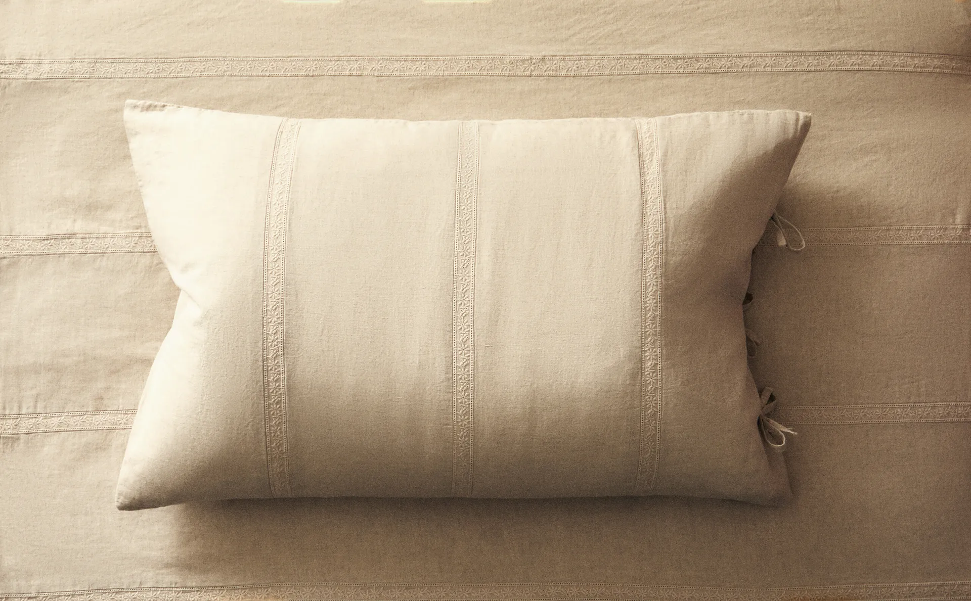 

Наволочка с цветочной каймой Zara Home, светло-бежевый
