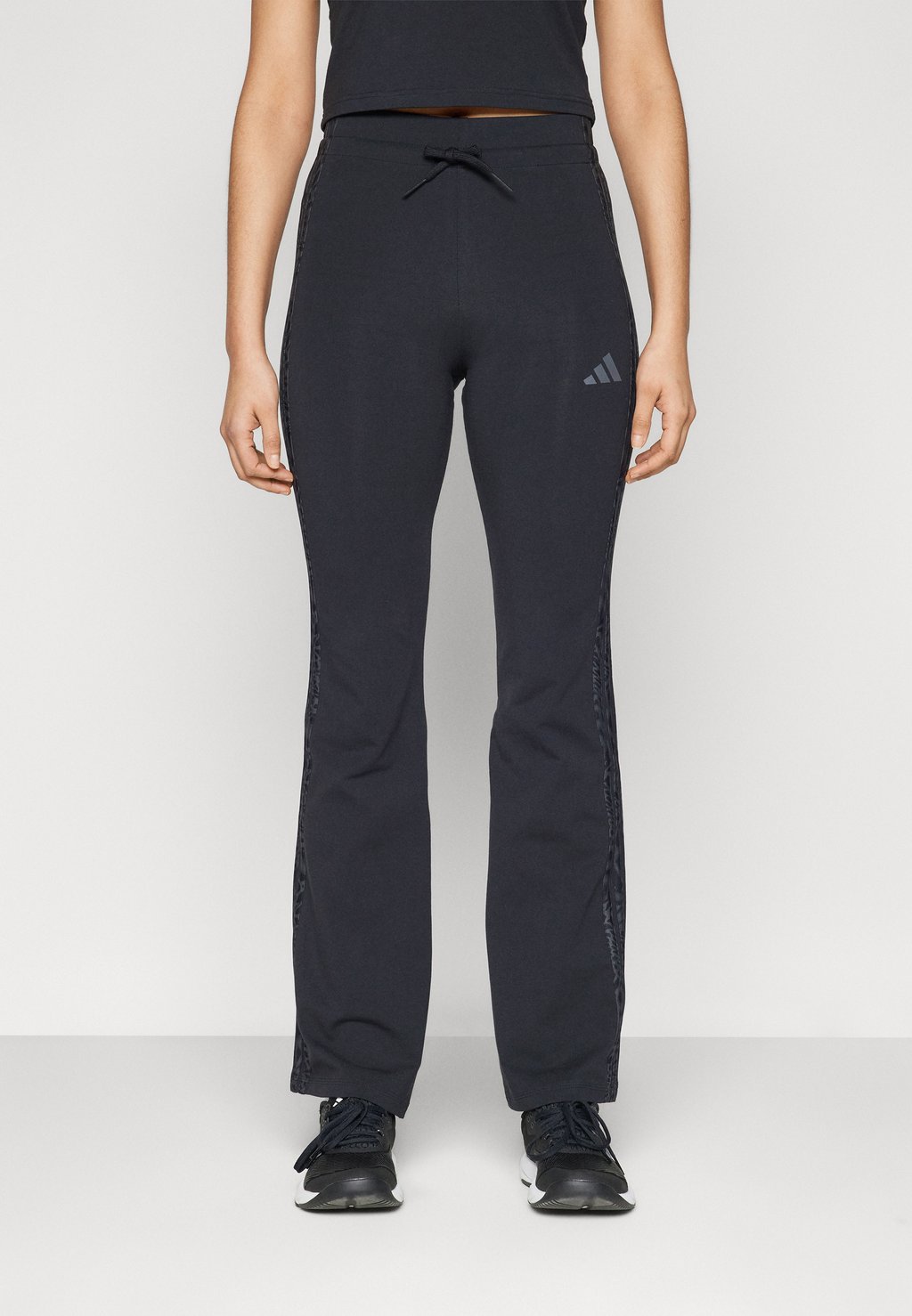 

Леггинсы ESSENTIALS 3 STRIPES PRINT LEGGINGS adidas Sportswear, черный