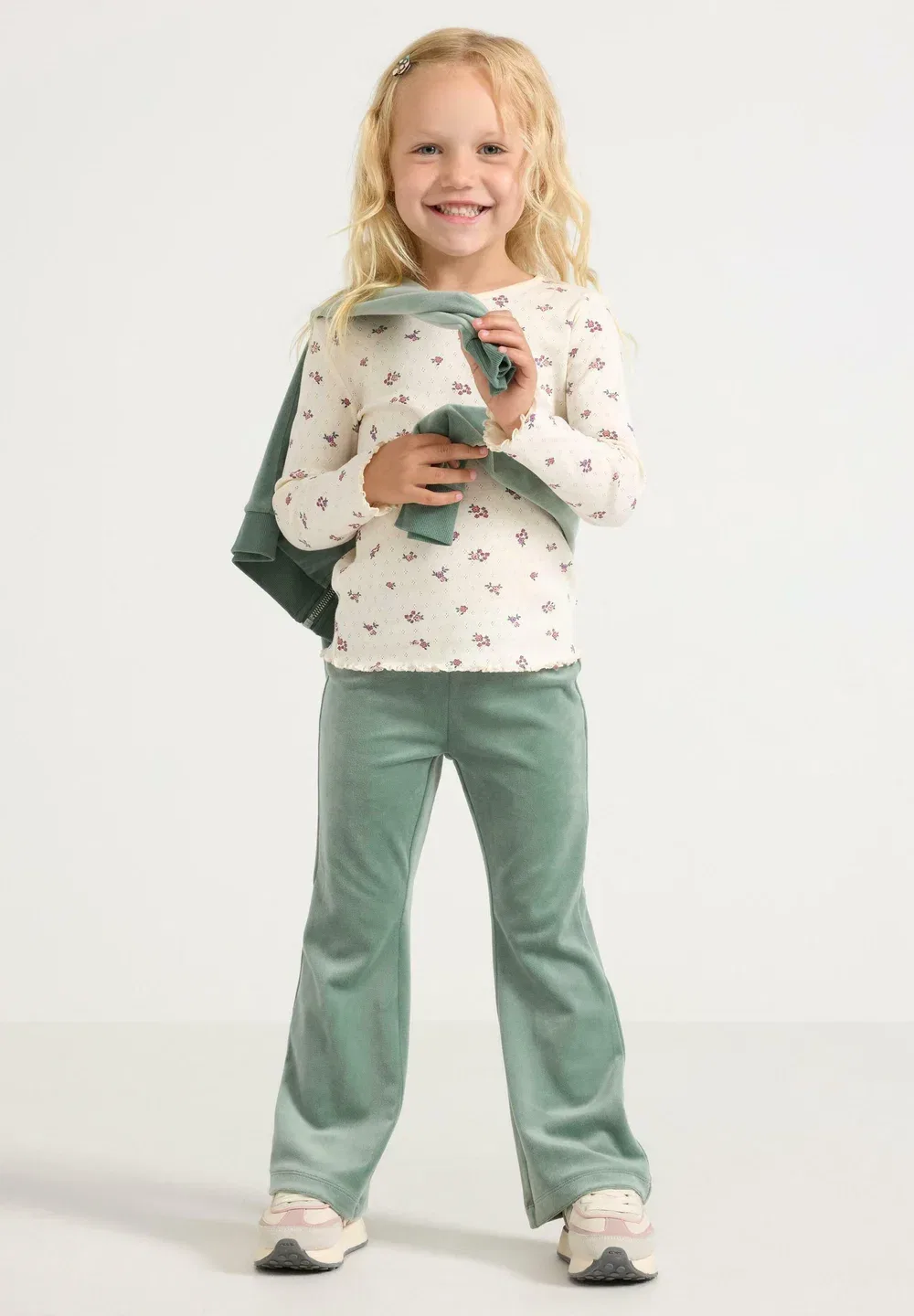 Однотонные расклешенные леггинсы из велюра - брюки Lindex, Light Dusty Green