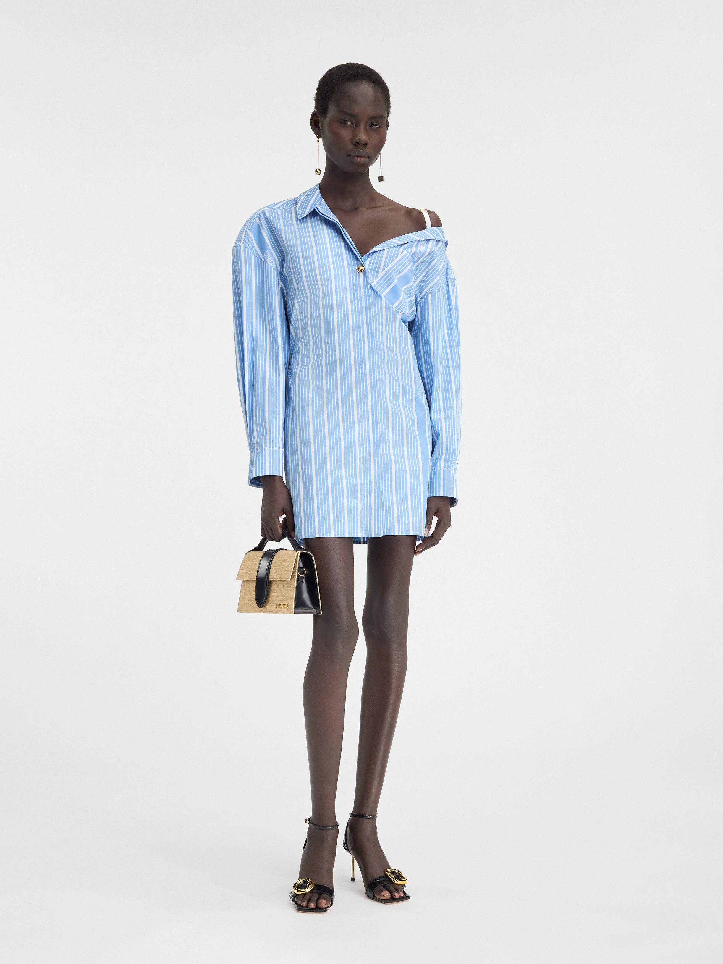 

Асимметричное платье-рубашка JACQUEMUS The mini shirt dress, цвет Jacquard Blue/White