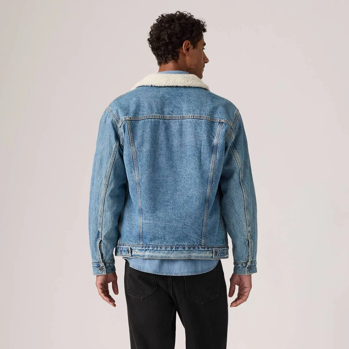 Свободная куртка-тракер из шерпы Levi's, Washed Away Sherpa - Medium Wash — фото 4