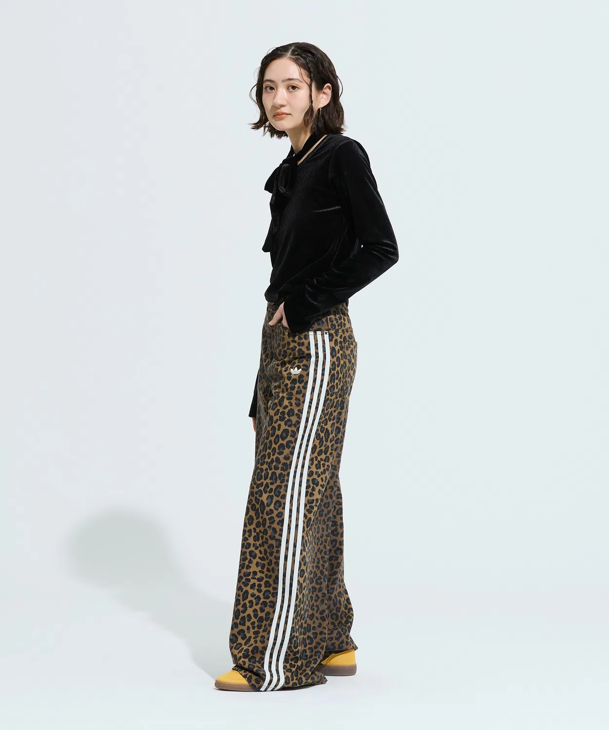 Женские джинсовые брюки свободного кроя с принтом анималистика Adidas Originals, Brown — фото 4