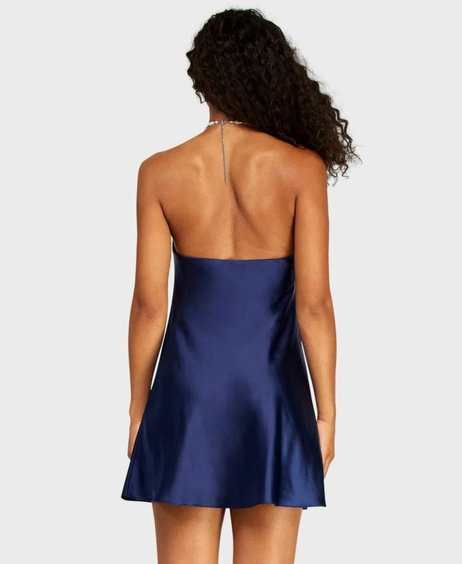Платье-сатин с имитацией жемчуга, модель Imitation Pearl Beaded Halter Heavy Satin Dress Alex & Sophia, Navy/Ofw/Sil — фото 4