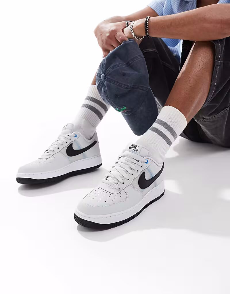 

Кроссовки унисекс Nike Air Force 1'07 LV8 серого и черного цветов