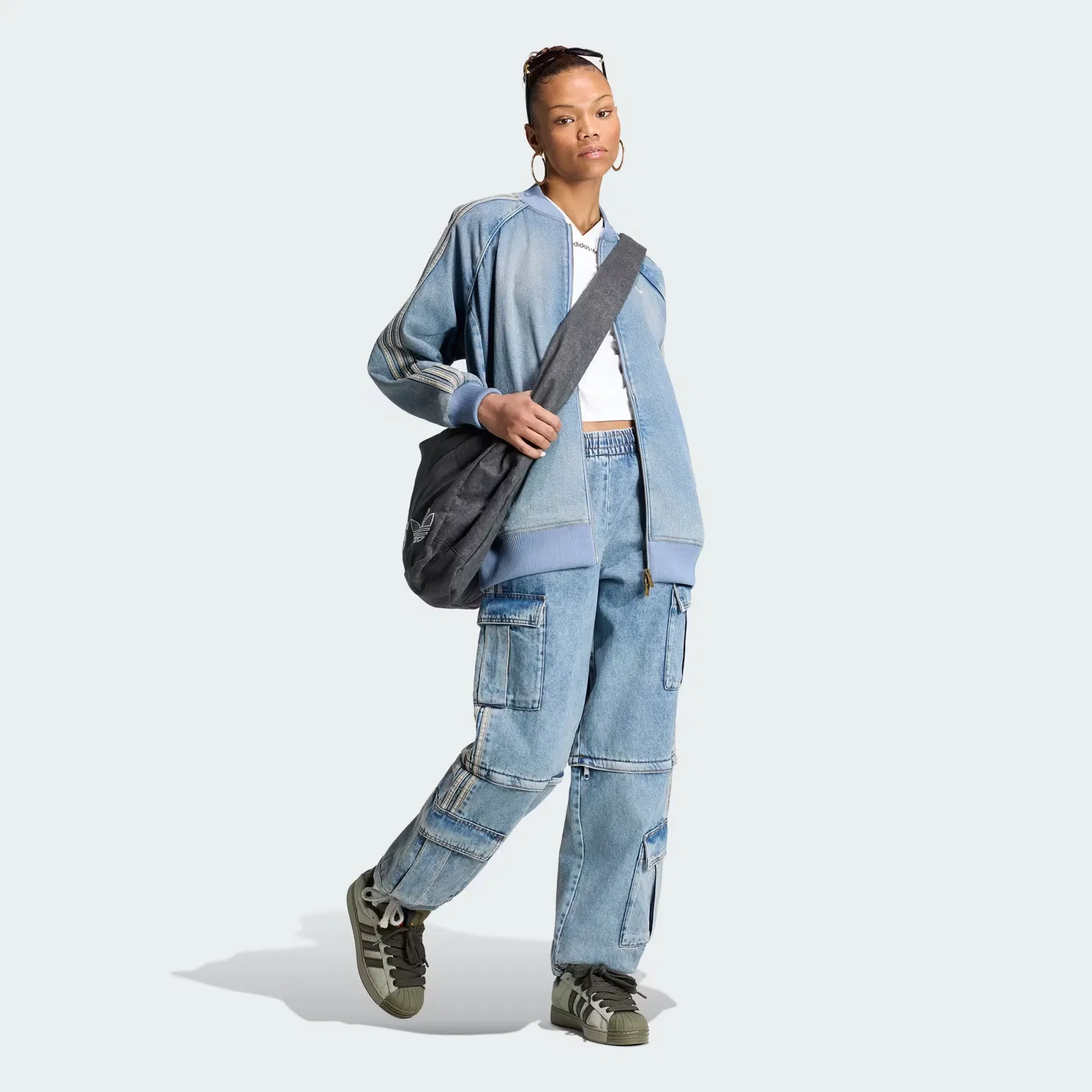 Женские джинсы свободного кроя Mid-Rise 2-in-1 Adidas Originals, потертый синий деним — фото 4