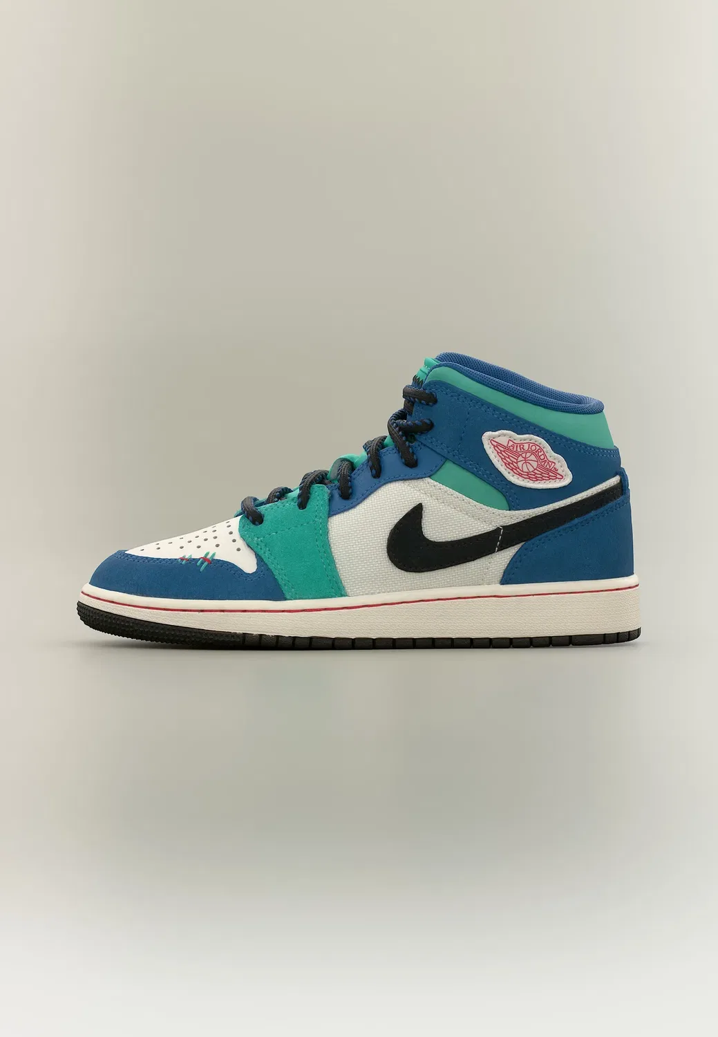 Air 1 mid se унисекс - высокие кроссовки Jordan, Chalk/University Red/True Blue/Kinetic Green/Black