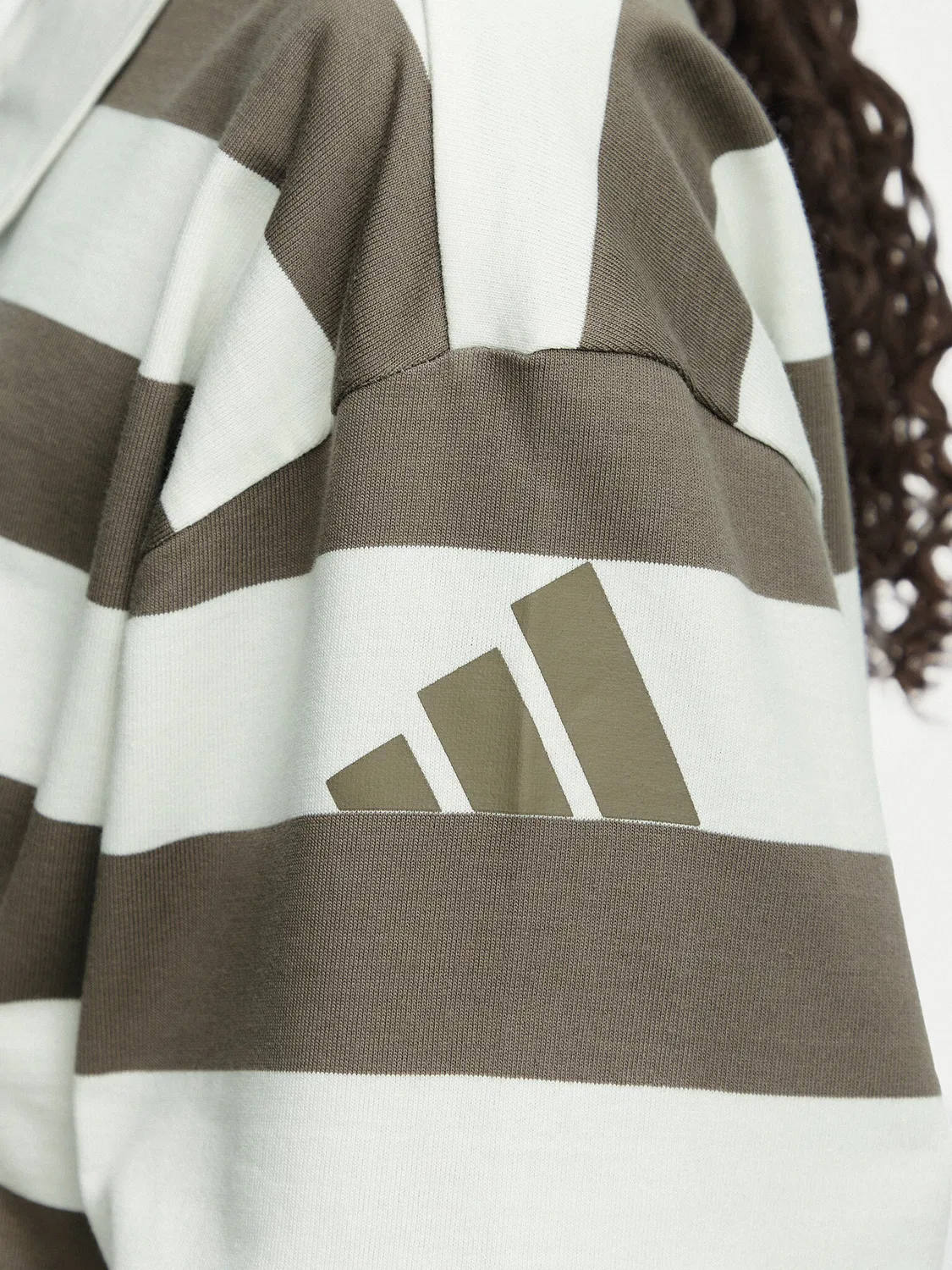 Женская толстовка стандартного кроя Essentials Contemporary French Terry Longsleeve Adidas, коричневый — фото 4