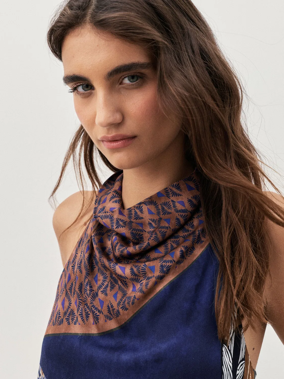 Шарф в стиле пэчворк с принтом N. Атласный топ с лямкой премиум-класса Next, Patchwork Scarf Print — фото 3