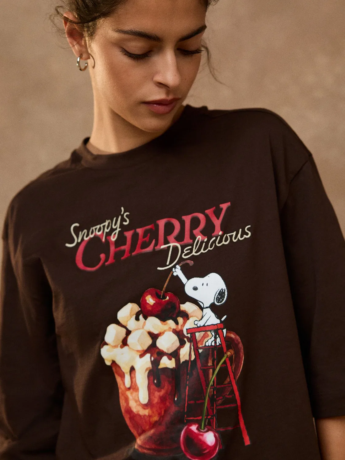 Next Коричневая футболка с круглым вырезом Snoopy License свободного кроя и рукавами до локтя