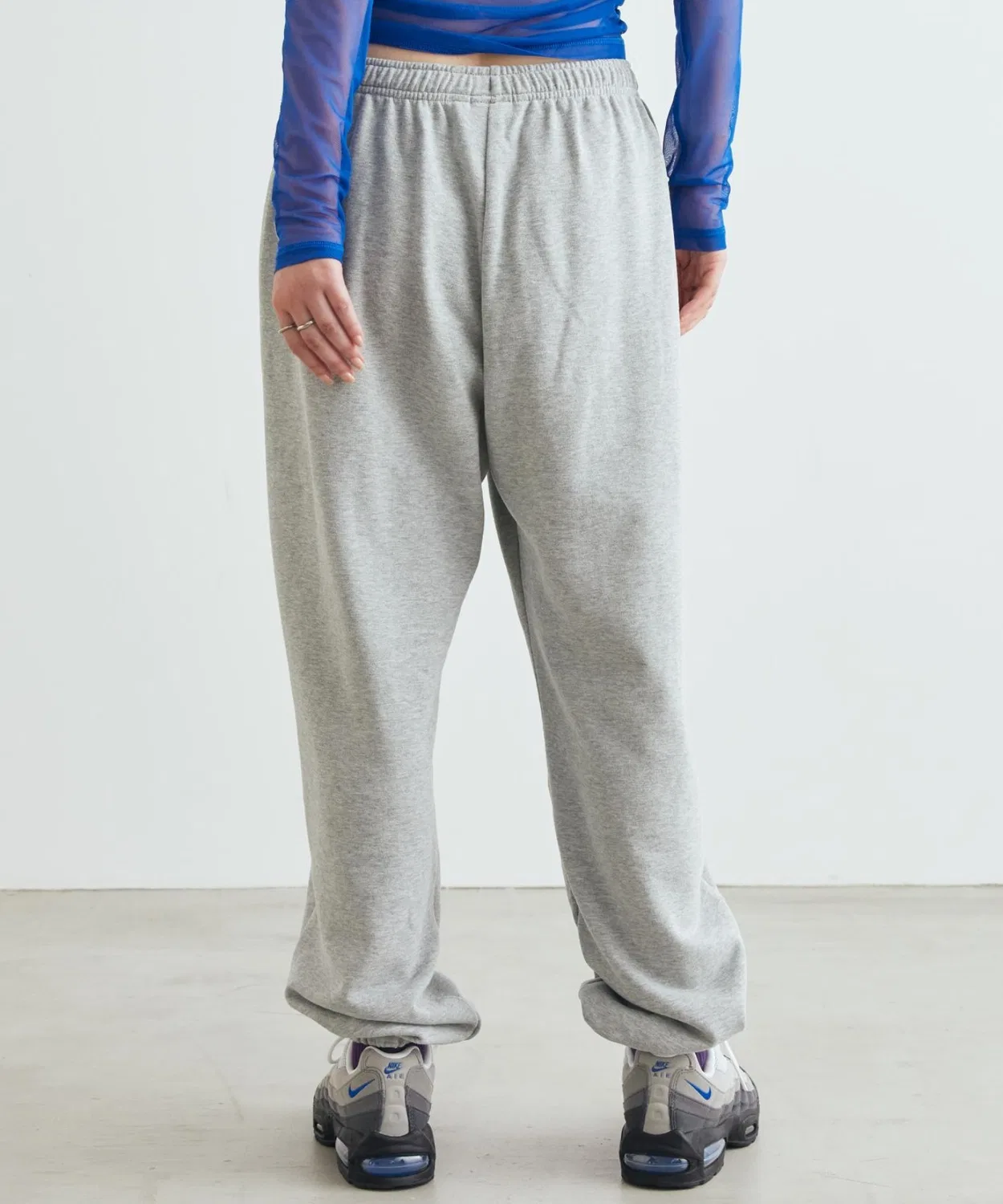 Женские широкие штаны из легкого флиса с брендовым логотипом Nike Studio Fleece Lightweight Oversized High-Rise Cuffed Pants, Dark Grey Heather — фото 3