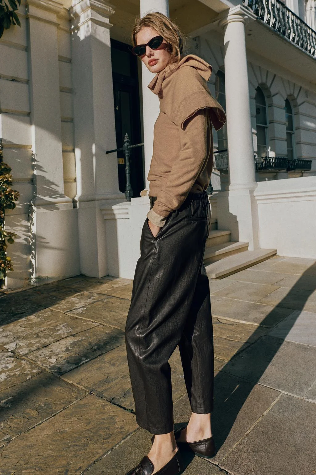 Брюки Zara со стрелками и эффектом кожи, коричневый — фото 3
