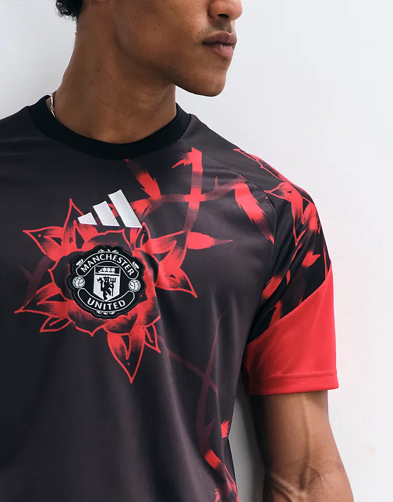 Футбольная предсезонная футболка Adidas Манчестер Юнайтед сезона 26/27 в черно-красном цвете — фото 4