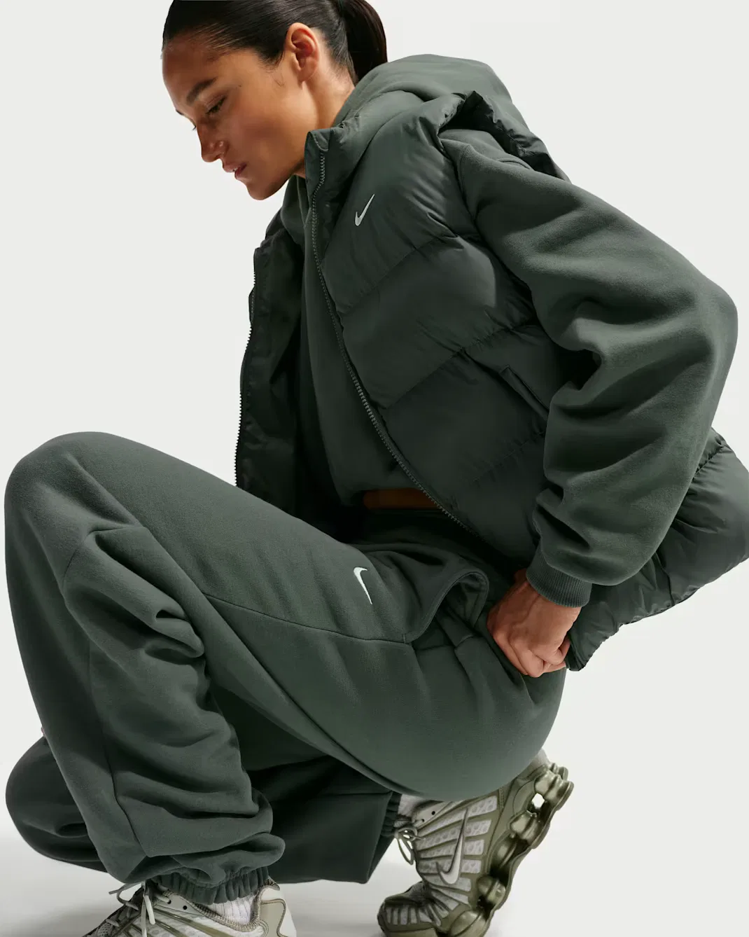 Женские брюки с высокой посадкой, свободного кроя и манжетами Nike Studio Fleece Medium Weight, Camo Green/Sail — фото 4