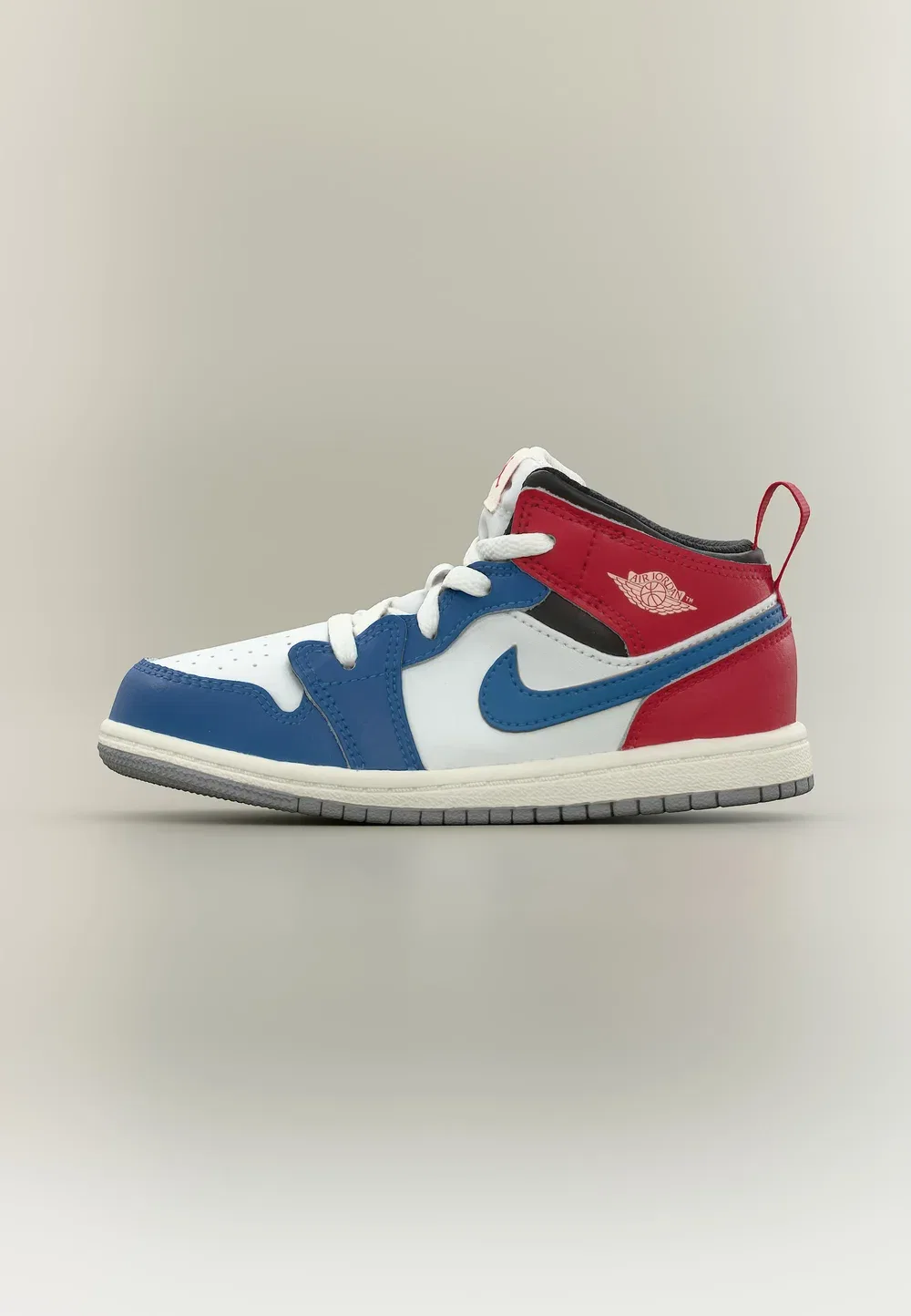 Средняя унисекс - детская обувь Jordan, True Blue/Summit White/Varsity Red/Black/Cement Grey