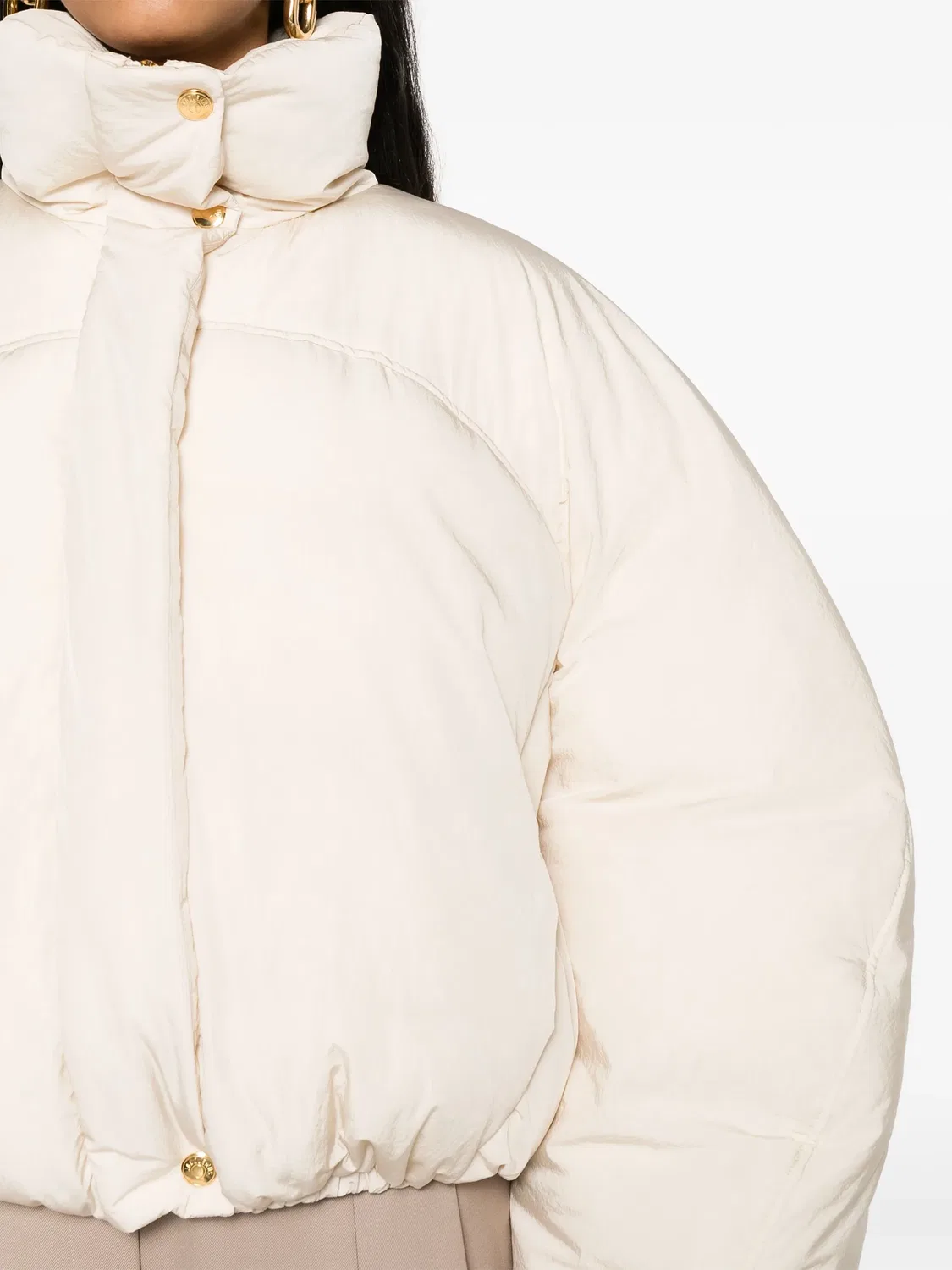 Куртка La Doudoune Courte Caraco от Jacquemus, цвет слоновой кости — фото 2