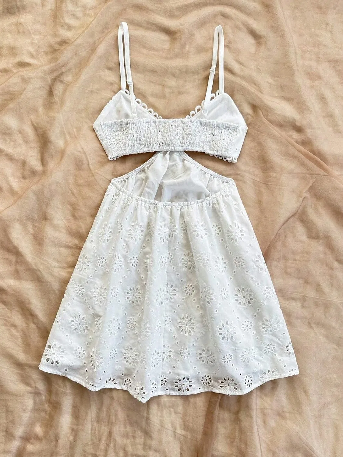 Женское богемное мини-платье на бретелях с вырезами, White — фото 3