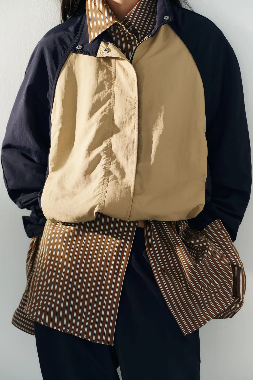 Техническая контрастная куртка ZARA, Beige/Navy — фото 2